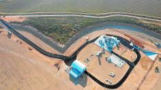 El laboratorio del reactores, ultimado. La ampliación del centro de ensayos de cohetes de PLD en el aeropuerto de Teruel está ultimada. Además de incorporar un segundo banco de pruebas en la imagen tomada con dron, arriba, a la derecha, la tobera pasa la salida de gases, incluye un hangar y un centro de control abajo, en el centro.