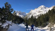 Dos esquiadores probando las pistas recién pisadas de Llanos del Hospital, en Benasque