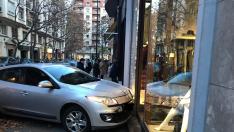 Un coche remonta la acera y choca contra un escaparate en el centro de Zaragoza