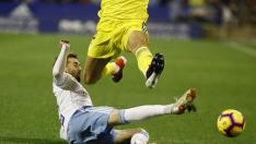 Alberto Benito trata de frenar a un jugador del Cádiz.