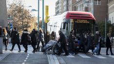 Un autobús de la línea 36, el domingo, en la zona en que se produjo el atropello mortal.