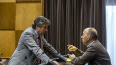 El concejal socialista Javier Trívez conversa con el portavoz de CHA, Carmelo Asensio.
