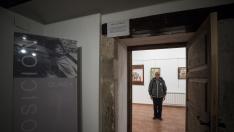 Manuel Bello posa en la sala que alberga la exposición permanente de su hija Dunea en el Museo de Cuevas de Almudén.