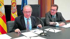 El consejero de Hacienda, Fernando Gimeno, y el director general de Presupuestos, Manuel Galochino, ayer.