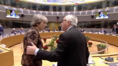 El momento en el que May y Juncker hablan antes del Consejo Europeo