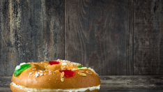El relleno de nata es una de las versiones más clásicas del roscón de Reyes.