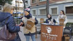 Un voluntario informa sobre el sistema de recogida en la calle de Tomás Bretón.