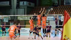 El CV Teruel, en un partido en casa contra el F. C. Barça Voley.