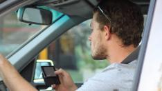 Utilizando el móvil al volante se puede perder mucho más que los puntos del carné de conducir