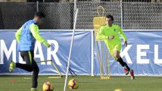 Gürler golpea el balón, con Camacho al fondo, en un entrenamiento de esta semana.