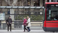 Un autobús urbano, en una de las paradas de la plaza de Aragón.
