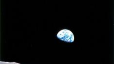 'Earthrise' (el amanecer de la Tierra) sigue siendo una de las imágenes más impactantes de nuestro planeta