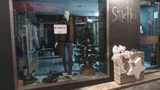 Las tiendas colocaron carteles simbólicos de 'Se alquila' o 'Se traspasa'