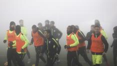 Los jugadores de la SD Huesca comienzan a correr.