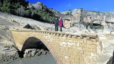Perdiguer (izda.), antiguo vecino de Santolea, junto a un familiar en el puente aflorado.