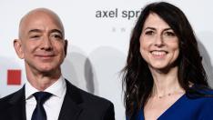 Jeff Bezos, y su esposa MacKenzie, en una imagen de archivo.