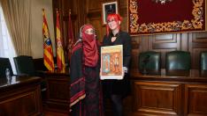 Sara Jornet, ganadora del premio al mejor cartel, junto al traje de mujer bereber premiado.