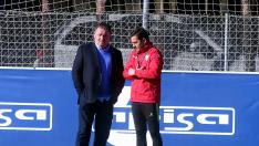 El presidente de la SD Huesca, Agustín Lasaosa, conversa con el entrenador Francisco Rodríguez.