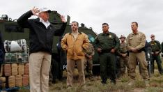 Donald Trump durante su visita a la frontera con México.