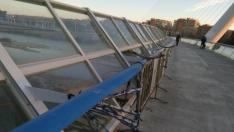 En el puente faltan varias placas de cristal desde hace semanas.
