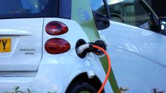 Los puntos de recarga de los coches eléctricos comienzan a aparecer en las ciudades.