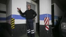 Nicolás, junto a la entrada del trastero en el que está instalado desde hace dos años