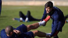 Soro, sujeta las piernas de Verdasca en un ejercicio de entrenamiento.