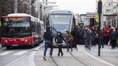 Un autobús circula en paralelo al tranvía en el paseo de la Independencia.