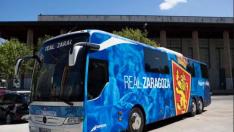 El autobús oficial del Real Zaragoza, en uno de los viajes de esta temporada, partiendo de La Romareda.