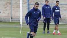 Benito, con el balón durante el ensayo de este martes en la Ciudad Deportiva zaragocista.