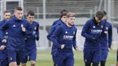 Guti, junto a Nieto, en cabeza del grupo al inicio del entrenamiento del Real Zaragoza este martes en la Ciudad Deportiva.