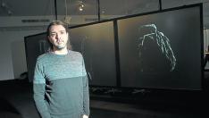Néstor Lizalde explica su exposicion, que combina diversas técnicas visuales.