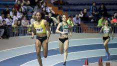 Salma Paralluelo, en primer plano, debutará en un campeonato de España absoluto de atletismo a los 15 años.