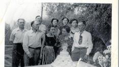 Los hermanos Vicente, Demetrio y Bernabé Mínguez, a la izquierda, con un grupo de familiares en Exeter (California).