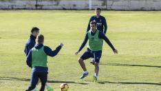 Linares, que golpea el balón, y Dorado, que defiende, entrenando juntos ayer en la Ciudad Deportiva.