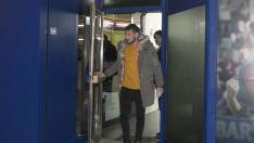 Brezancic abandona las oficinas de la SD Huesca tras desvincularse de la SD Huesca.