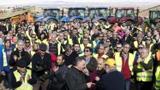 Vecinos y agricultores de la ribera, ayer en Quinto durante la lectura del manifiesto en el que exigieron la limpieza del cauce del Ebro