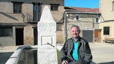 José Luis García, junto a la fuente de la plaza de Toril y Masegoso. Es el nuevo alguacil de esta localidad de la Sierra de Albarracín