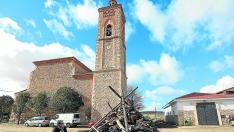 La plaza de Perales del Alfambra, uno de los pueblos que perderá concejales, dispuesta este viernes para San Blas.