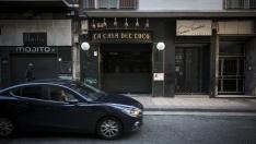 La primera agresión se produjo a las puertas del local, en la calle Mayor de Zaragoza. La segunda fue dentro del bar, 40 minutos después.