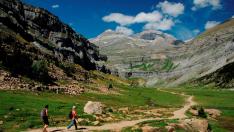 Senderistas realizando la ruta PN 1 por el valle de Ordesa, del Geoparque de Sobrarbe-Pirineos.