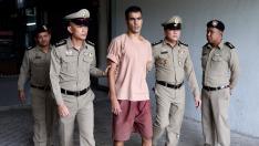 Los impactantes grilletes del futbolista bareiní Hakeem detenido en Tailandia