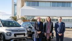 El presidente de Aragón, Javier Lambán, la ministra de Industria, Comercio y Turismo, Reyes Maroto, y el presidente de PSA Zaragoza, Juan Antonio Muñoz Codina posan frente a la factoría de Opel en Figueruelas.