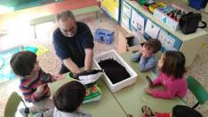 Escolares de Mazaleón descubren qué es el compostaje con lombrices
