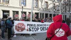Concentración de la plataforma Stop Desahucios, este lunes, frente a la sede de la DGA en Zaragoza.
