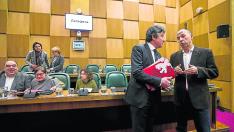 El socialista Javier Trívez, junto al portavoz de CHA, Carmelo Asensio, en un pleno municipal.