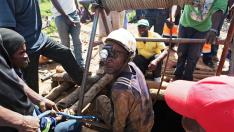 Rescatan con vida a 8 mineros atrapados en una mina en Zimbabue