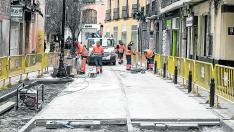 Las brigadas trabajaban este lunes nivelando el cemento en la calle de Santa Isabel.