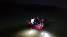 Han sido rescatados con una embarcación que ha permitido llevarlos hasta la orilla en buen estado.