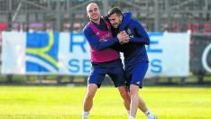 Pombo y Alberto Benito bromean en un entrenamiento del Real_Zaragoza